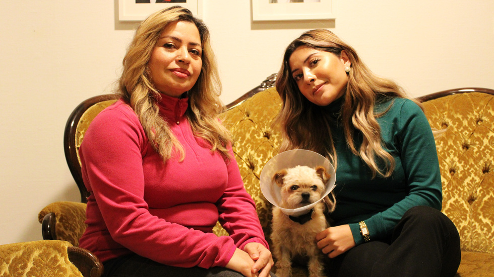 Nafisa och dottern Allicia tillsammans med hunden Lilly, som trots att hon blev attackerad och biten fyra gånger av den lösa hunden nu är hemma och pigg.