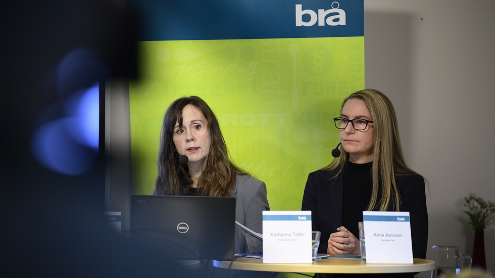 Katharina Tollin, projektledare (till vänster), och Anna Jonsson, utredare, då Brottsförebyggande rådet presenterar resultatet av en studie om hur barn och unga involveras i kriminella nätverk.