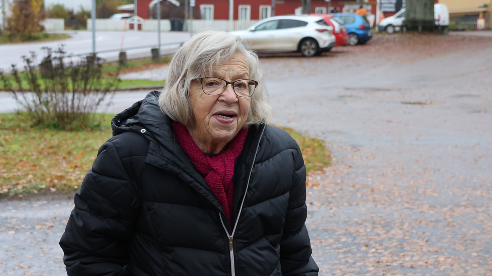 Inga-Lisa Lindblad, 85 år gammal, bor 20 minuter från Tuna och enligt henne är det katastrofalt att man i dagsläget inte kan räkna med att ambulansen kommer i tid om man blir akut sjuk. "Det är ett orosmoment", säger hon till Vimmerby Tidning.