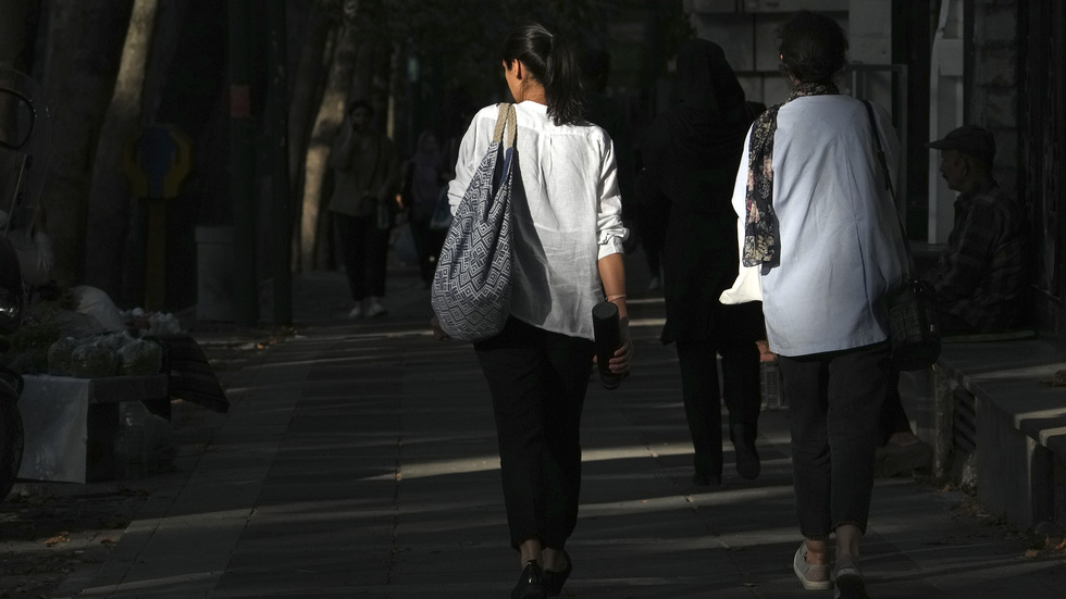 Kvinnor på promenad i Teheran i början av augusti i år. Många kvinnor avstår numera från att bära den obligatoriska slöjan. Arkivbild.