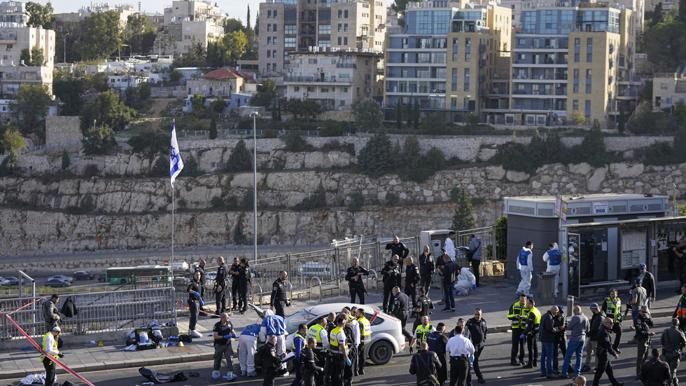 Israelisk polis och räddningspersonal larmades till platsen i Jerusalems utkant där människor blev skjutna på torsdagsmorgonen.