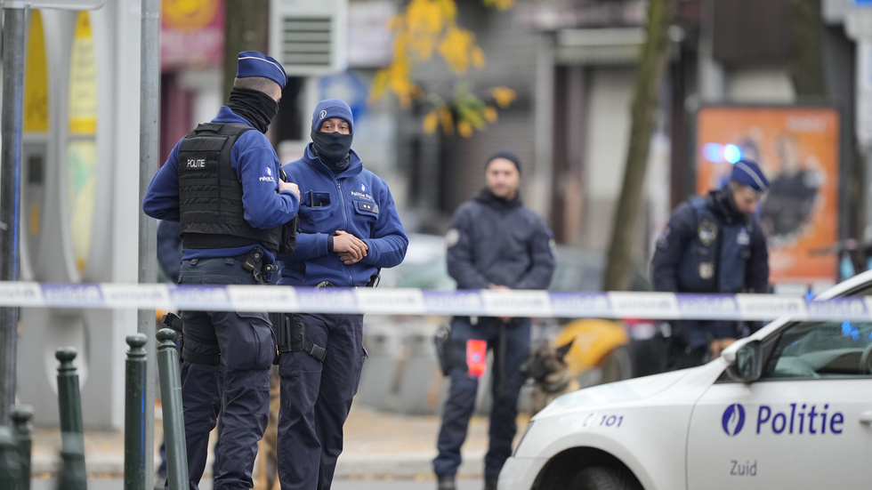 Belgisk polis på vakt vid platsen där den utpekade terroristen i Bryssel sköts ihjäl under tisdagsmorgonen.