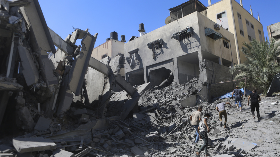 En träffad byggnad i Gaza city söndagen den 15 oktober.