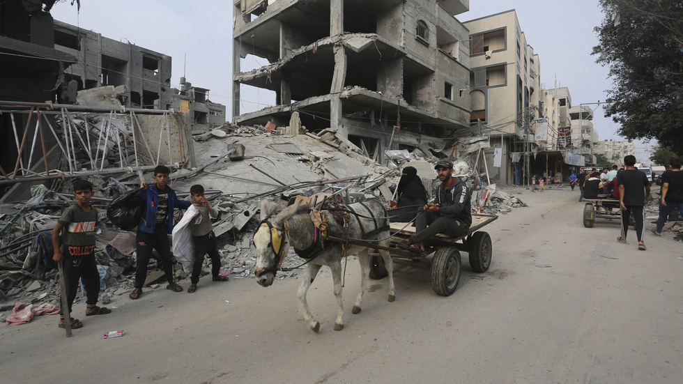 Palestinier i Rafah flyr förödelsen.