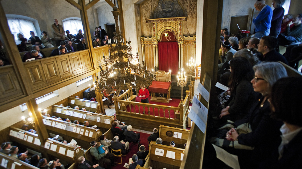 Norrköpings Synagoga och Platz der Alten Synagoge i Freiburg är två hållpunkter i Nils von Kantzows text om det obegripliga som vi ändå måste förhålla oss till, om det judiska livet som försvunnit och om vad som gör oss till moraliska varelser.