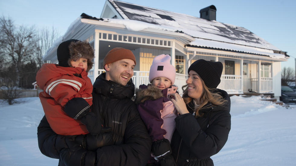 Pålänge är en by i medvind där många väljer att flytta hem. Där bor bland andra Oskar och Sabina Lundström med barnen Vide, 1, och Iris, 4. 