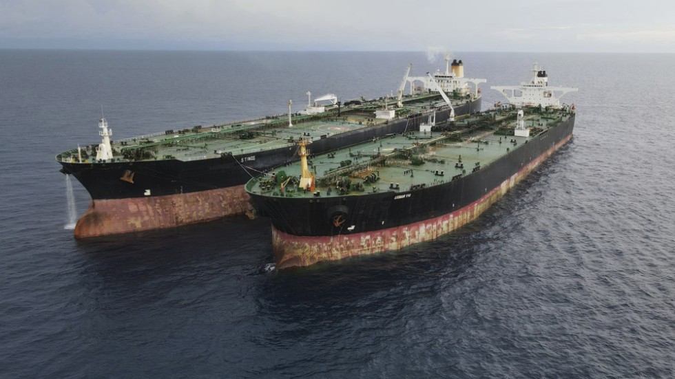 Tankfartyg som för att bryta sanktioner pumpar över olja mellan sig ute på öppet hav. Liksom Iran har Ryssland på bland annat det sättet hållit mer av sin oljeexport igång, efter det stora anfallet mot Ukraina.    