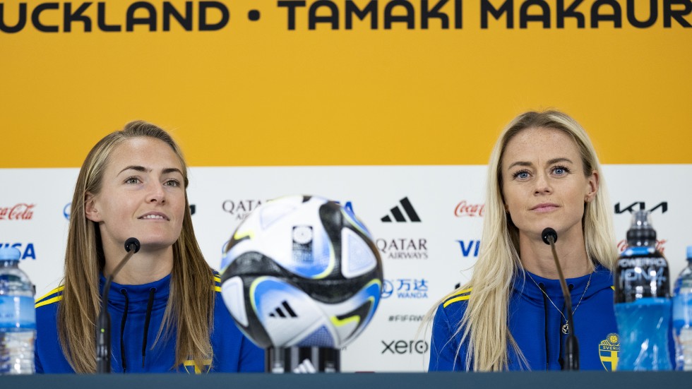 Sveriges Magdalena Eriksson och Amanda Ilestedt vid pressträffen på matcharenan i Auckland, Nya Zeeland, dagen innan kvartsfinalen mot Japan under fotbolls-VM.