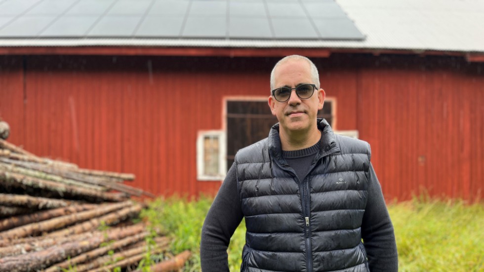 Magnus Skagerström som bor på en lantbruksfastighet utanför Mantorp är en av de östgötar som investerat i solceller vilket minskat el-kostnaderna rejält.