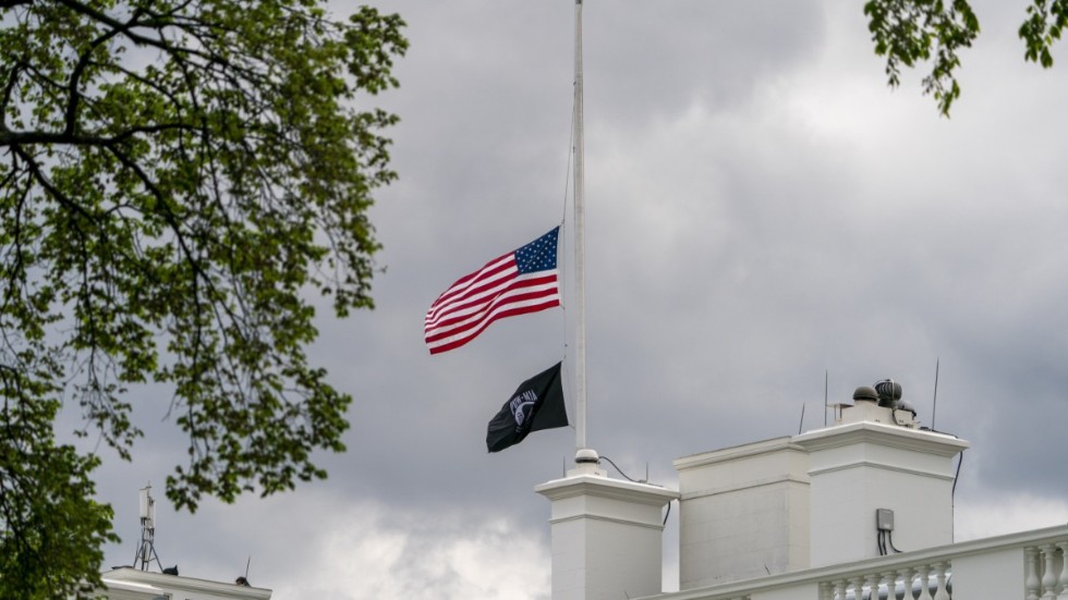 Efter masskjutningen i Indianapolis i USA då åtta människor miste livet flaggar USA på halv stång på order av president Joe Biden.