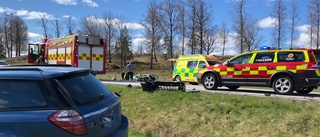 Man avled i trafikolycka söder om Linköping – ytterligare två allvarligt skadade