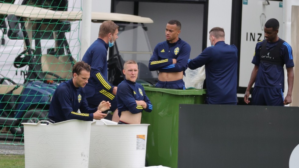 Albin Ekdal, Ludwig Augustinsson och Robin Quaison i isbad efter tisdagens landslagsträning, medan Alexander Isak väntar på sin tur.