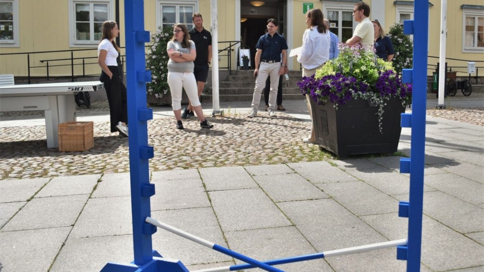 Kärntruppen bakom satsningen på spontanidrott i Vimmerby kommun. De står i mitten av ett hinder som är en del av den nyinvigda käpphästbanan. . 