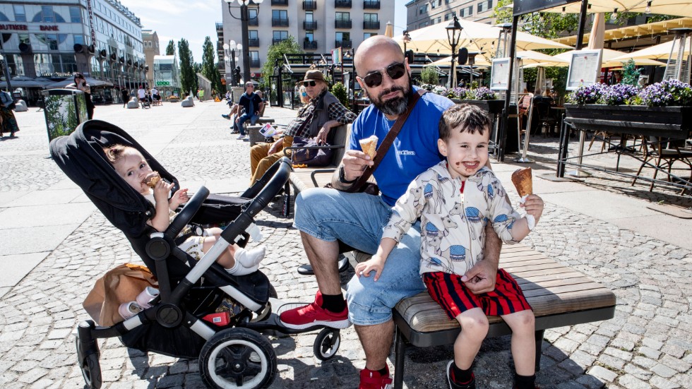 Mehrab Radsham, med två barn, 4 och 1 år gamla, Stockholm.