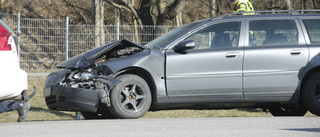 Två bilar i kollision – en person fördes till sjukhus