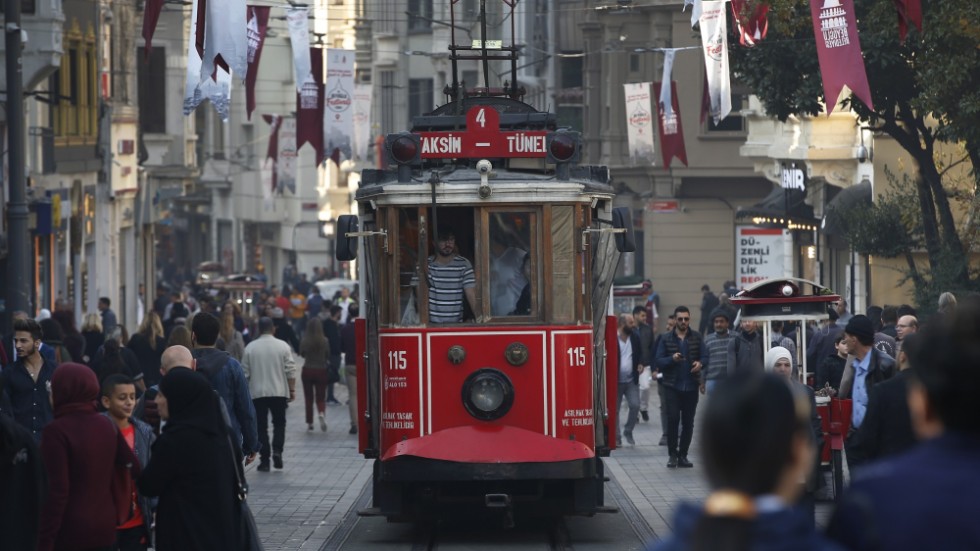 En gatuvy från Istanbul, Turkiets största stad som är full av historia och nutid. 