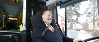 Busschauffören Mats tillbaka bakom ratten – efter ett helt års rehab: "Är ganska envis"