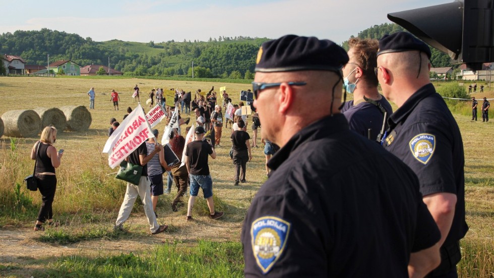 Kroatisk polis övervakar en demonstration i juni i år mot polisens agerande mot migranter vid gränsen mot Bosnien-Hercegovina. Arkivfoto.