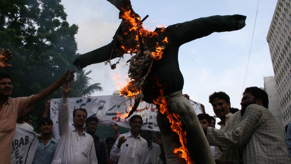 Protester i Pakistan 2007, människor bränner en docka föreställande dåvarande statsminister Fredrik Reinfeldt. Arkivbild.
