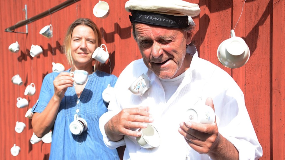 "Vi behöver trevligheter som kaffe och kultur" tycker Kicki willysson och Tord Johansson som nu öppnar Kulturkaféet i Knastorp igen. På torsdag är det premiär för föreställningen "Jordärtskocken".