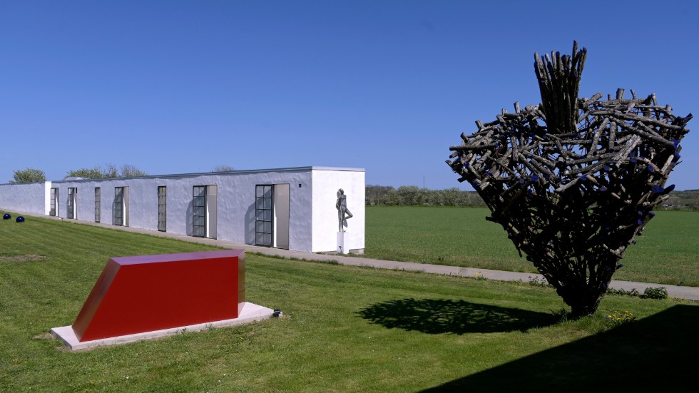 Körsbärsgården i Sundre har numera visningsträdgård, konsthall och skulpturpark. Här syns verk av Akiko Horio, Maria Miesenberger och Tage Andersen. Arkivbild.