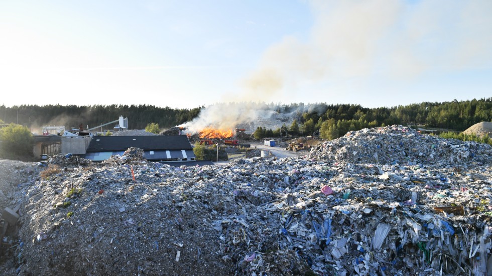 Tidigare i september brann det i soptippen i Kassmyra. Nu har Botkyrka kommun tagit beslut om att flytta soporna. Arkivbild.
