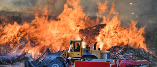 Insats vid sopbrand i Botkyrka avslutas