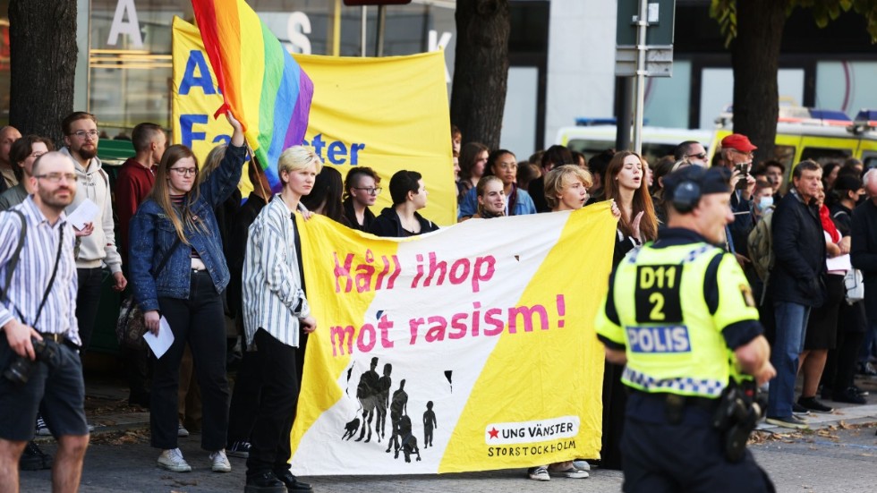 Motdemonstranter vid främlingsfientliga partiet Alternativ för Sveriges torgmöte på Norrmalmstorg.