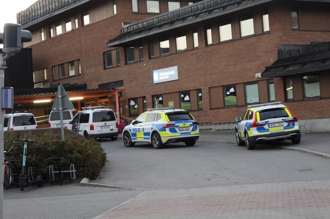 Bil körde in i entré u2013 man gripen u2013 Folkbladet