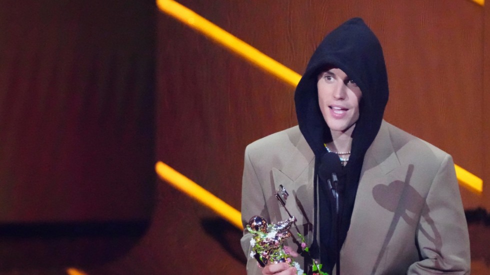 Justin Bieber korades till årets artist på MTV Music Awards.