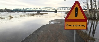 Översvämmade cykelvägar • Räddningstjänsten agerar med avspärrningar: "Isen hopar sig i älvmynningen"