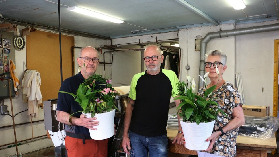 Var sin blomma och var sin vilstol. Mats Körner från Körners mekaniska passar på att tacka Tomas Svensson och Maud Eriksson för 50 års samarbete.