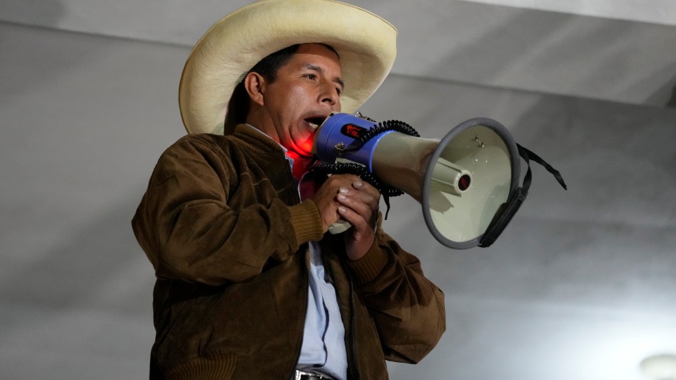 Vänsterpolitikern och presidentkandidaten Pedro Castillo talar till anhängare i Tacabamba i Peru.