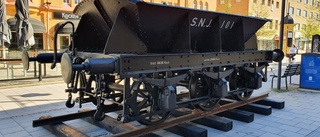En bit järnvägshistoria har placerats ut på Storgatan: "Vagnen en pärla"