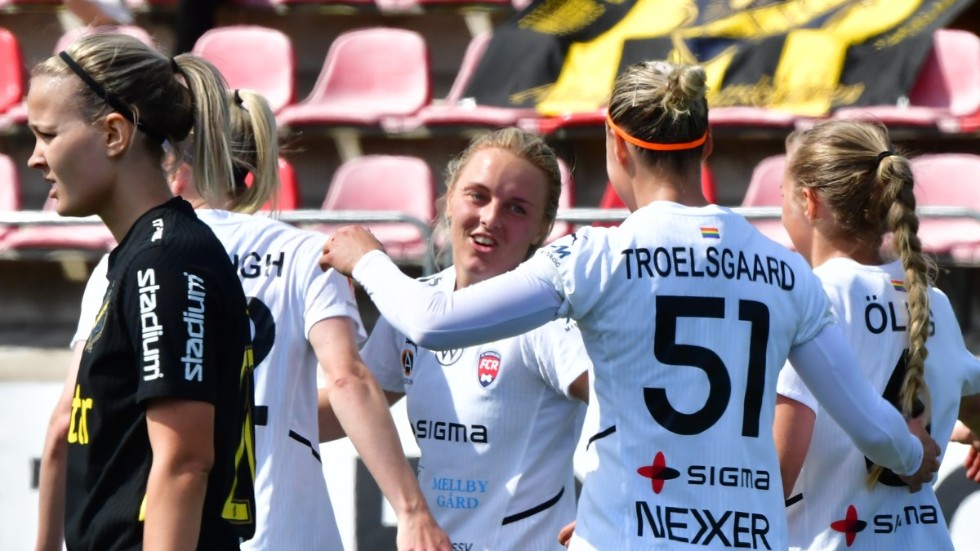 Rosengårds Mimmi Larsson, mitten, blev tvåmålsskytt när hon satte 5–0-målet i 7–0-segern borta mot AIK.
