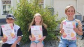 Tre barn fick diplom för sin försäljning av majblommor