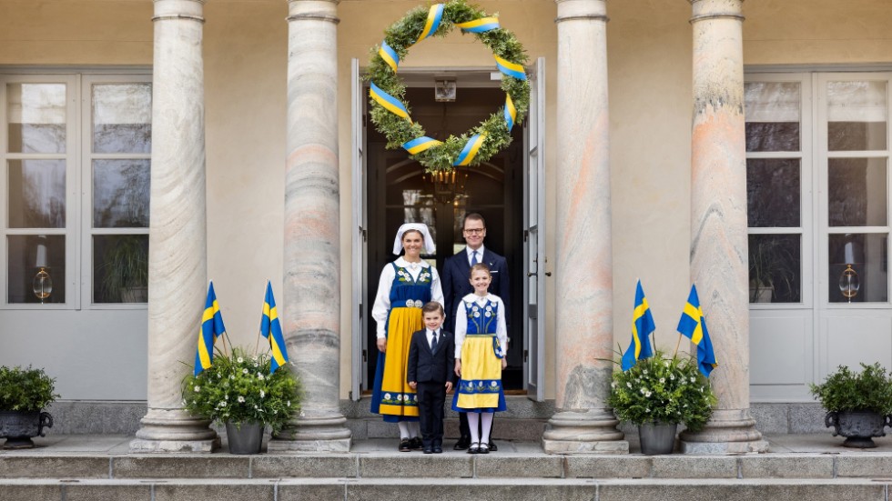 Kronprinsessan, prins Daniel, prinsessan Estelle och prins Oscar fotograferade på trappan till Haga slott inför nationaldagsfirandet 2021.