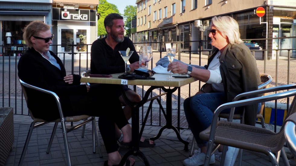 Sofie Stolt, Magnus Boberg och Carina Stolt fångade kvällsolen på stadshotellets uteservering på onsdagen.