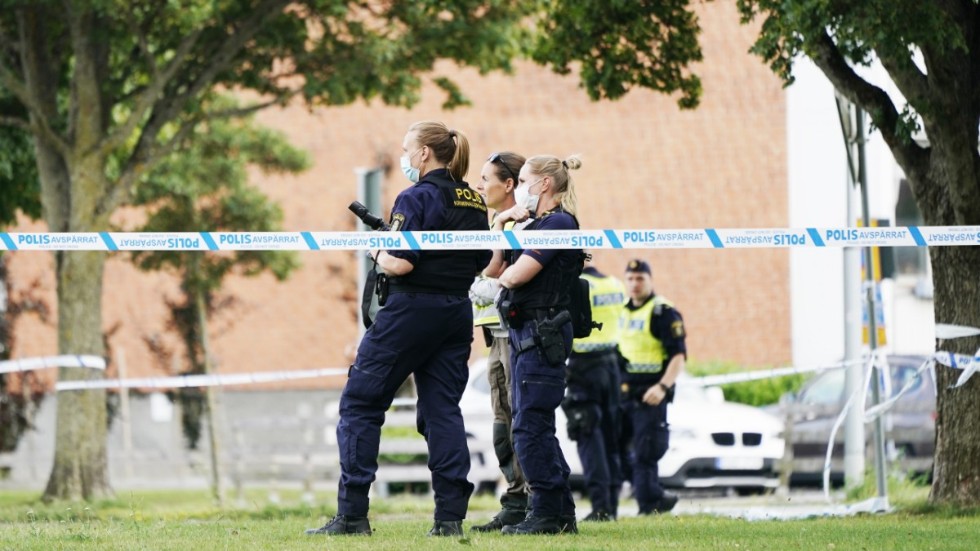 Polisens tekniker på plats efter skottlossningen i Kristianstad.