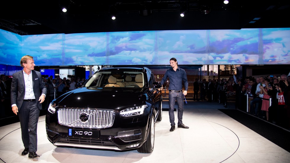 För bara sju år sedan, då de flesta bilföretagen inte börjat ta klimathoten på allvar. Volvo Cars tunga fossildrivna modell XC90 marknadsförs på bilmässan i Paris av VD Håkan Samuelsson (tv) och Zlatan Ibrahimovic (th).     