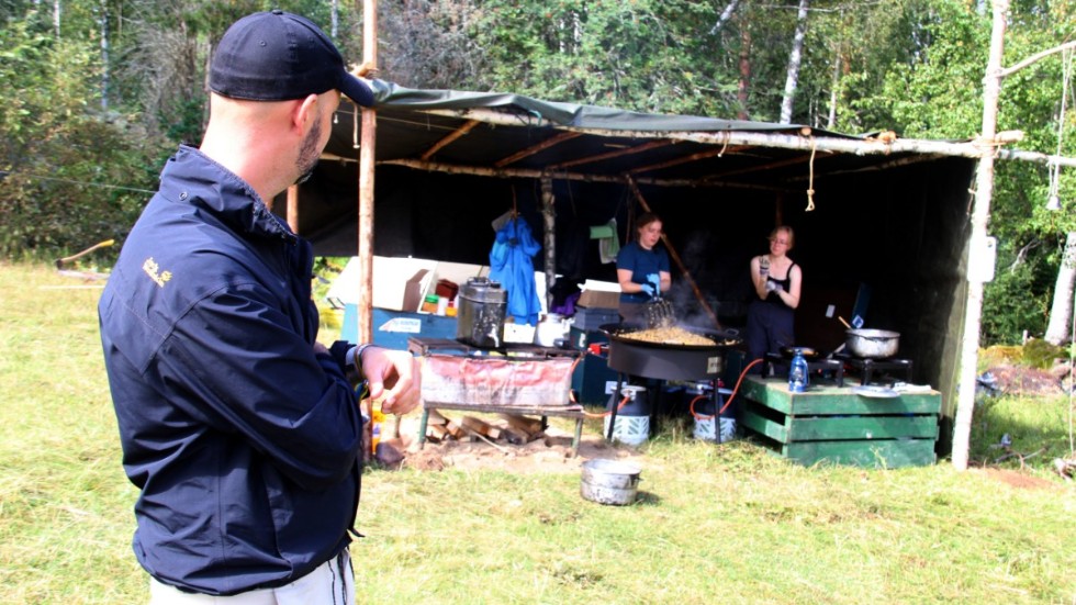 Ordföranden Fredrik Larsson tycker att lägrets köksutrustning är ett tecken på föreningens utveckling genom åren.