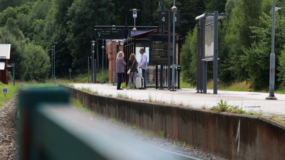 Resenärer som åker med tåg eller buss och mellanlandar i Kisa har tidigare kunnat vänta i stationshuset. I framtiden finns inte denna möjlighet med i planerna.