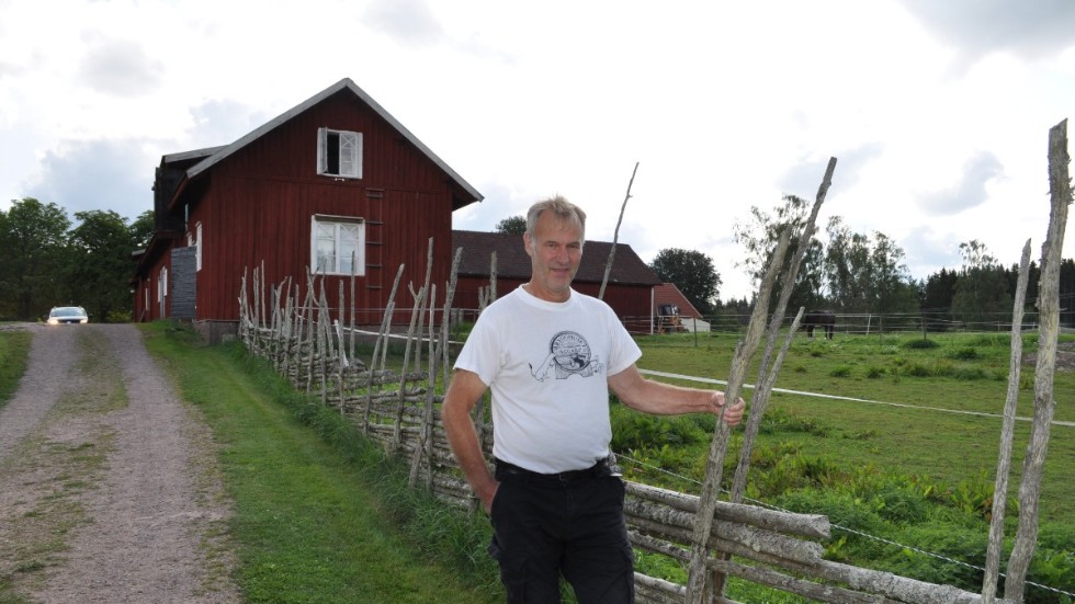 Jan Hermelin på sin gård i Aggarp där blåsorkestern nu bor.