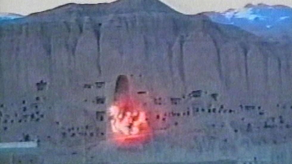 Bilden visar förstörelsen av en Buddhastaty i Bamiyan år 2001. Arkivbild.