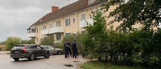 Stor polisinsats i Rosenfors • Grannarna hörde smällar