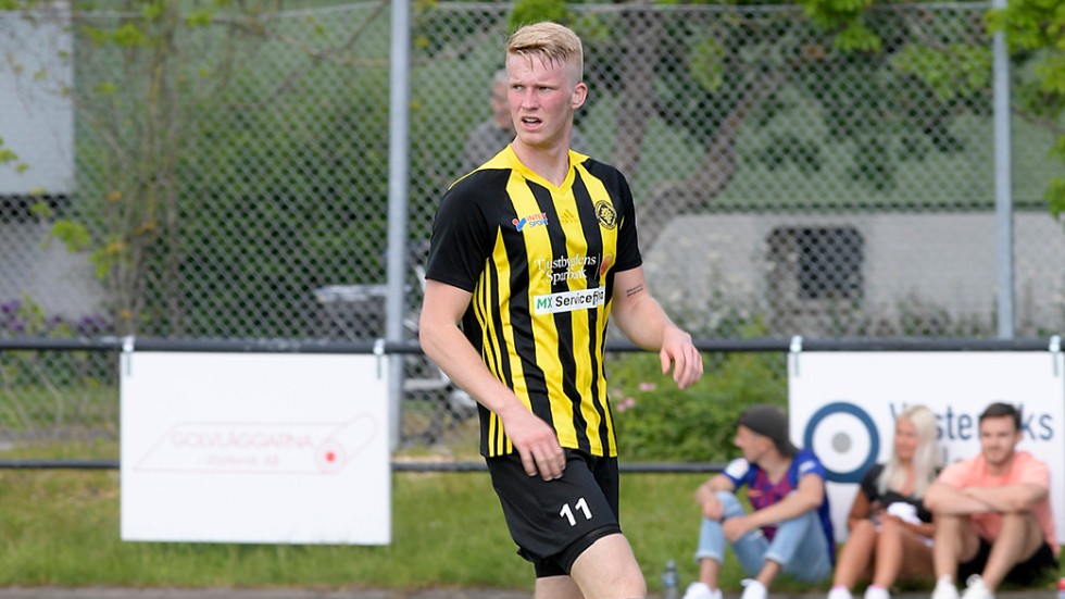 Västerviks FF.s Tim Håvestam belönas med Guldbollen för 2021.