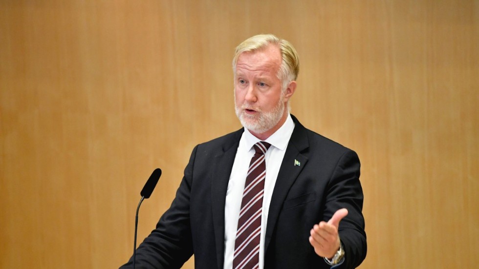 Johan Pehrson är arbetsmarknadsminister och en viktig aktör för omställning. 