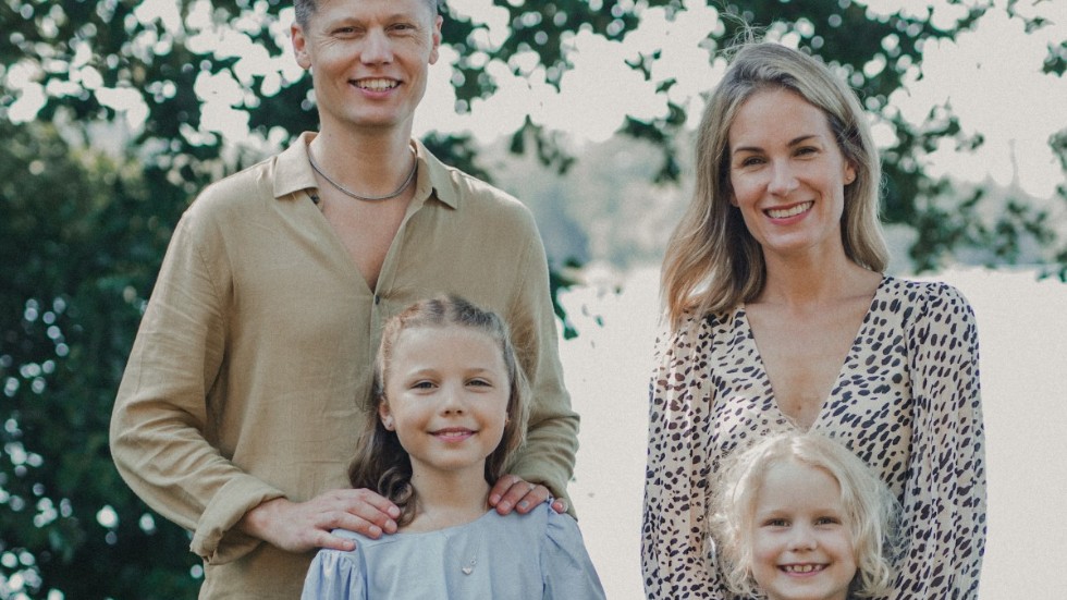 Bilden är tagen något år efter separationen. Mattias, Sofia och barnen åkte tillsammans till Västsverige för att fira barnens farföräldrars guldbröllop.
