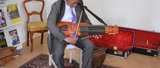 Se Japans ambassadör spela nyckelharpa – i Tobo 