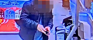 Här tar han kvinnans kvarglömda plånbok: "Jag skäms"